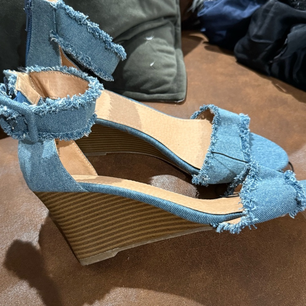🆕 NY&Co Frayed Blue Denim Ankle-Strap Wedge Sandals - Picture 10 of 12